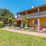 Stunning Apartment In Sveti Filip I Jakov *