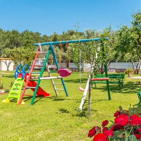 Lovely Apartment In Sveti Filip I Jakov شقة سفيتي فيليب ياكوف