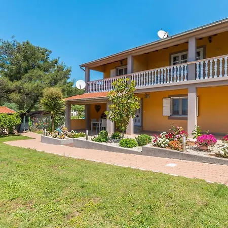 Stunning Apartment In Sveti Filip I Jakov *