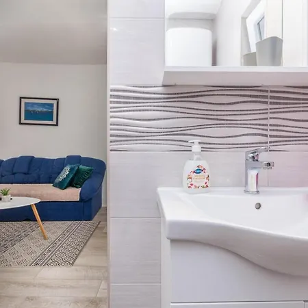 Stunning Apartment In Sveti Filip I Jakov Daire