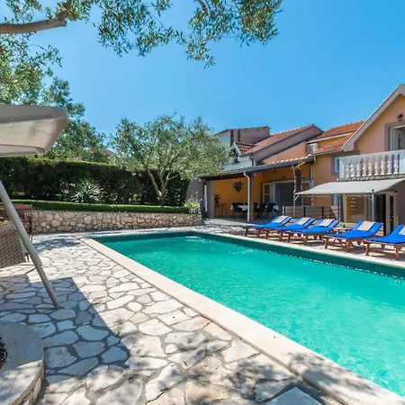 Stunning Apartment In Sveti Filip I Jakov Daire