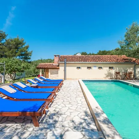 Stunning Apartment In Sveti Filip I Jakov *