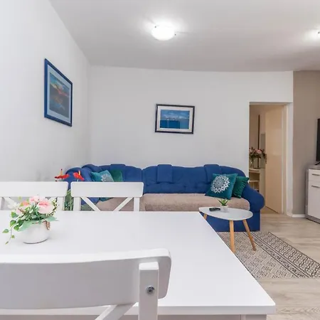 Stunning Apartment In Sveti Filip I Jakov Daire