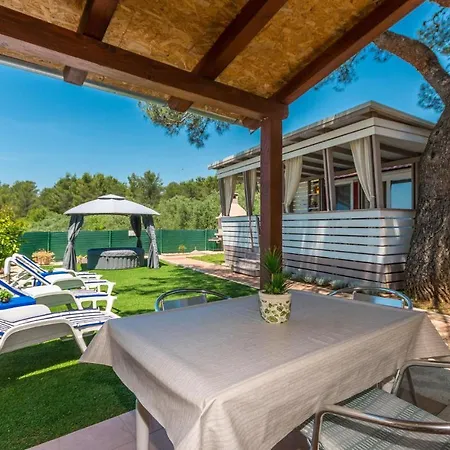 Stunning Apartment In Sveti Filip I Jakov Daire *